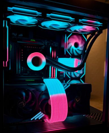 Ein RGB-Beleuchteter Computer mit bunten Lüftern und einer Flüssigkeitskühlung.
