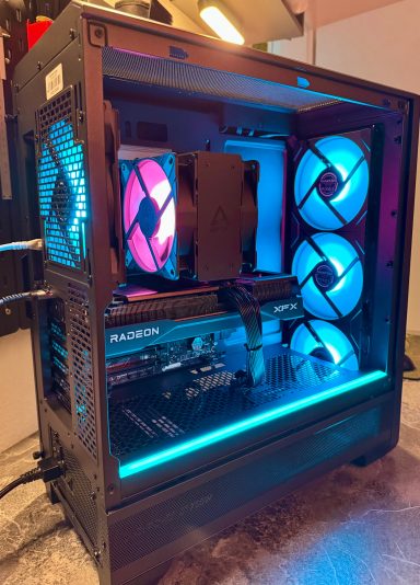 Ein PC-Gehäuse mit RGB-Beleuchtung und mehreren Lüftern.