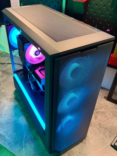 Moderer Gaming-PC mit RGB-Beleuchtung und transparentem Gehäuse.