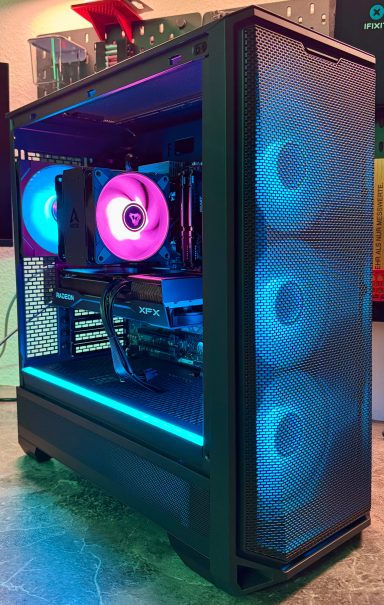 Ein moderner Gaming-PC mit RGB-Beleuchtung und transparentem Gehäuse.