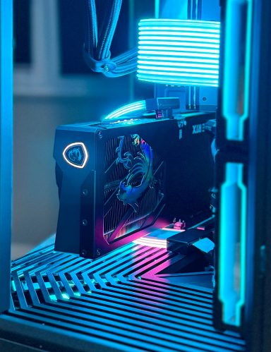 Gaming-PC mit RGB-Beleuchtung und sichtbarem Kühlsystem in einem modernen Gehäuse.