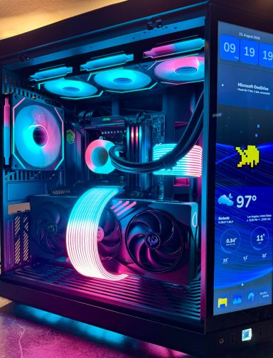 Gaming-PC mit Neonbeleuchtung und einer Vielzahl von Kühlern und RGB-Effekten.