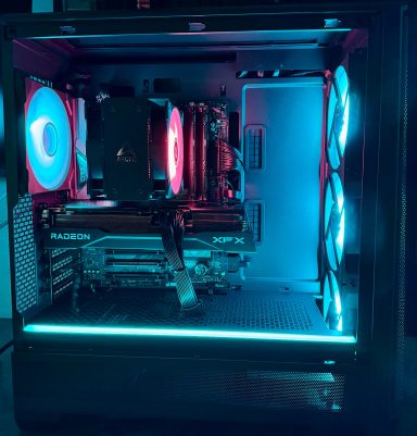 Leuchtender Gaming-PC mit RGB-Beleuchtung und leistungsstarker Hardware.